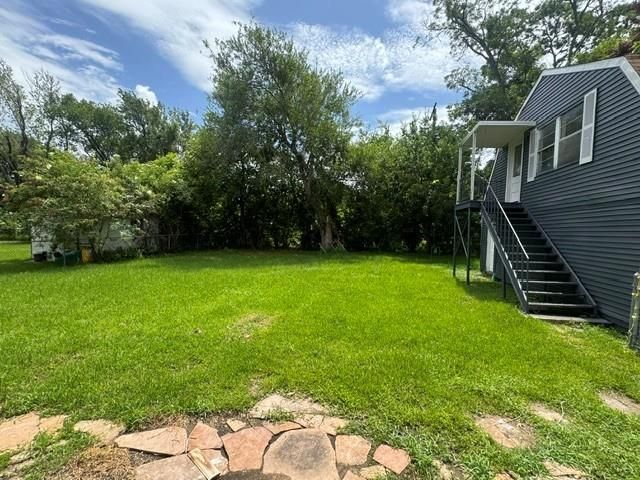 1607 W Houston Dr, La Marque, TX 77568