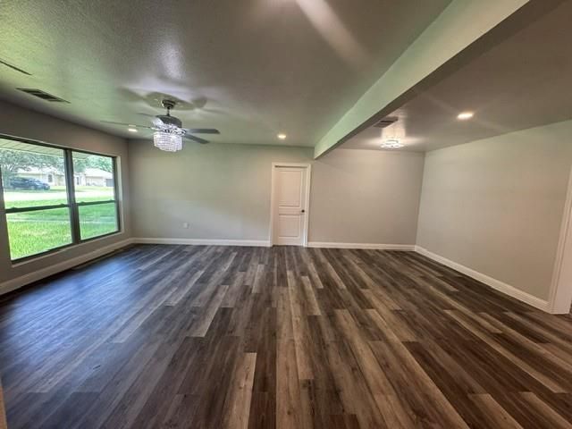 1607 W Houston Dr, La Marque, TX 77568
