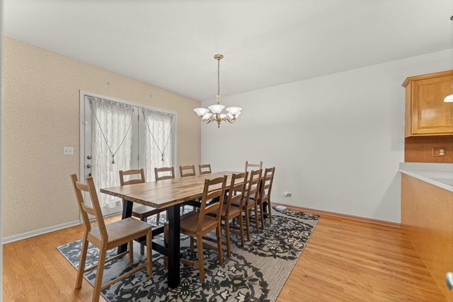 825 Braeman Court, Libertyville, IL 60048