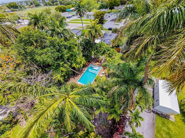 548 East Dr, Miami Springs, FL 33166