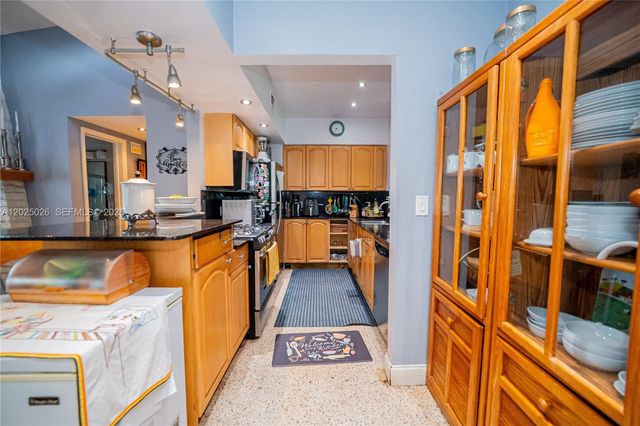 548 East Dr, Miami Springs, FL 33166