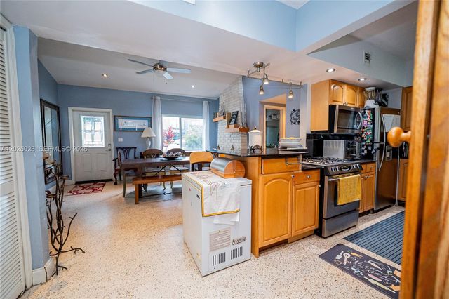 548 East Dr, Miami Springs, FL 33166