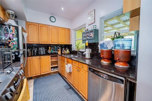 548 East Dr, Miami Springs, FL 33166