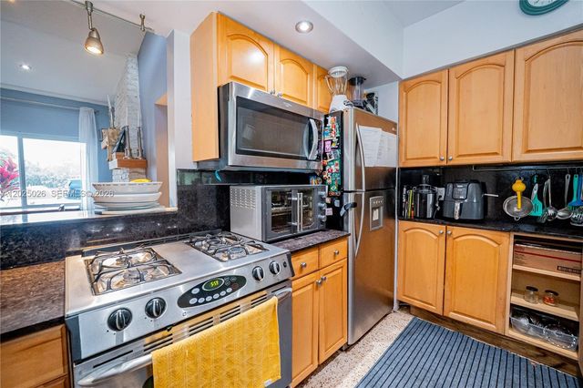 548 East Dr, Miami Springs, FL 33166