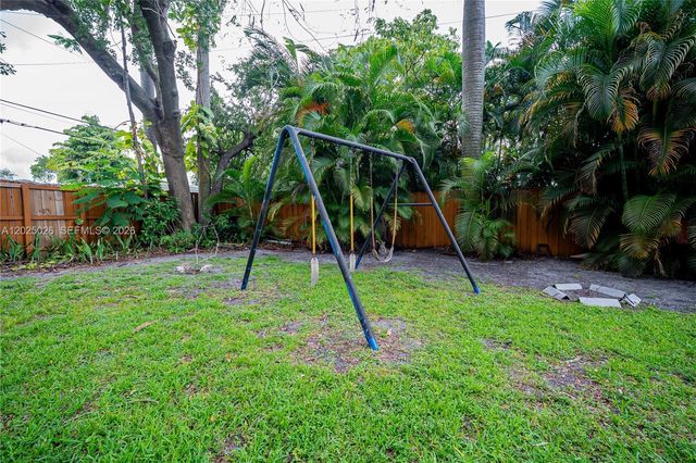 548 East Dr, Miami Springs, FL 33166