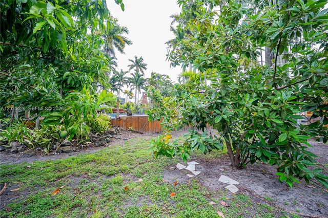 548 East Dr, Miami Springs, FL 33166
