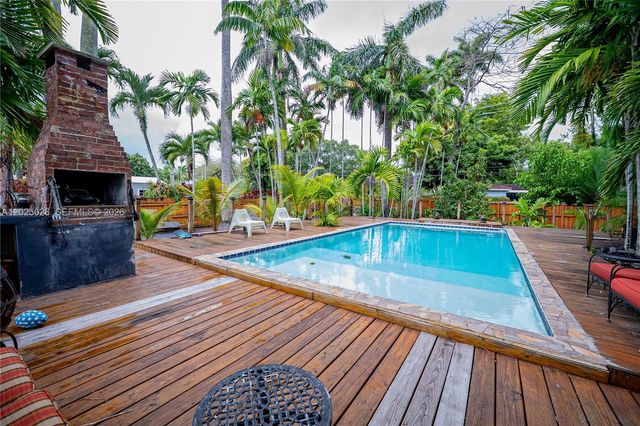 548 East Dr, Miami Springs, FL 33166