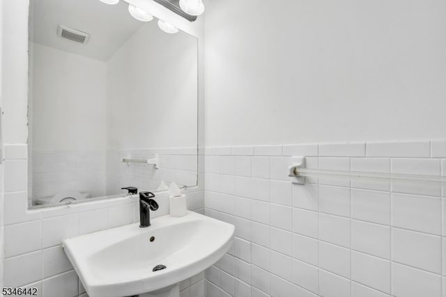 35 Gouverneur St, Newark City, NJ 07104