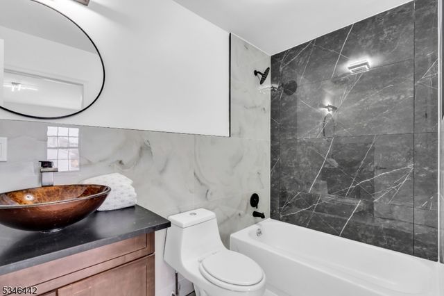 35 Gouverneur St, Newark City, NJ 07104