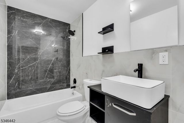 35 Gouverneur St, Newark City, NJ 07104
