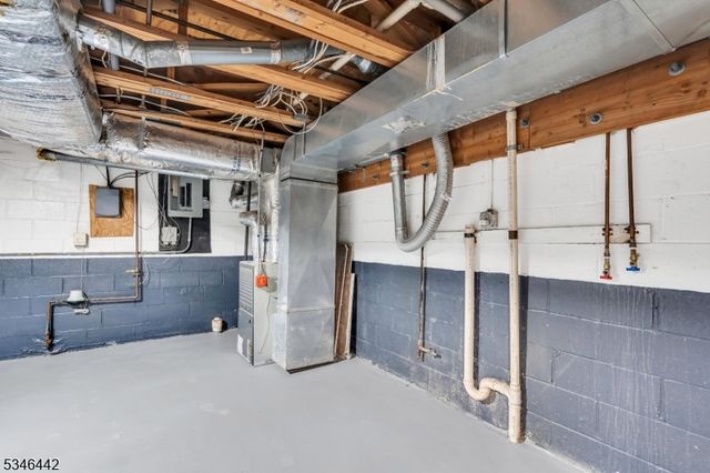 35 Gouverneur St, Newark City, NJ 07104