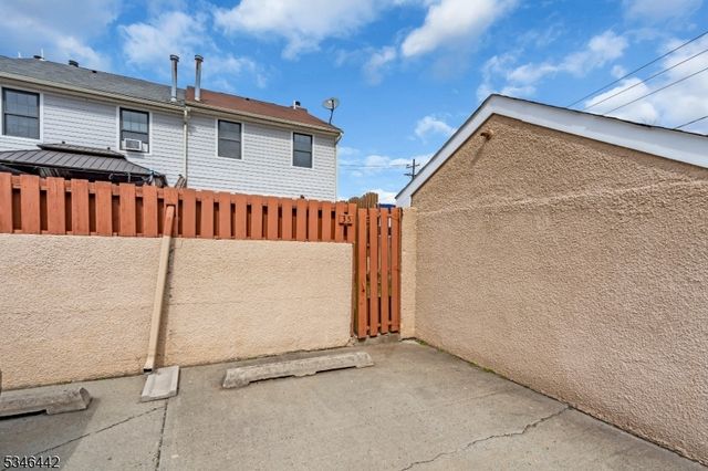 35 Gouverneur St, Newark City, NJ 07104
