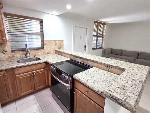 2400 NE 10th Street 104, Pompano Beach, FL 33062