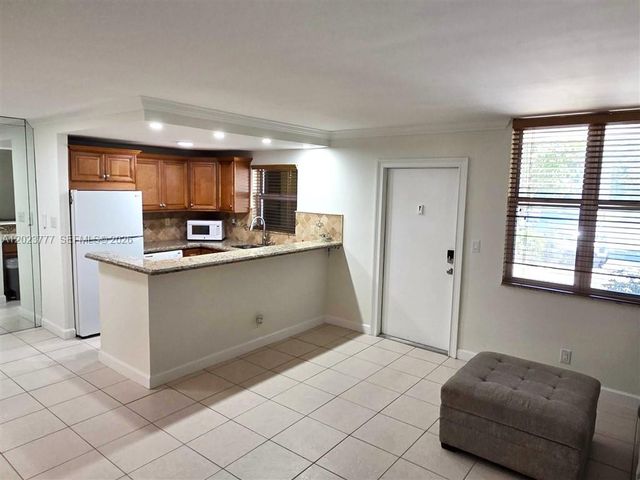 2400 NE 10th Street 104, Pompano Beach, FL 33062