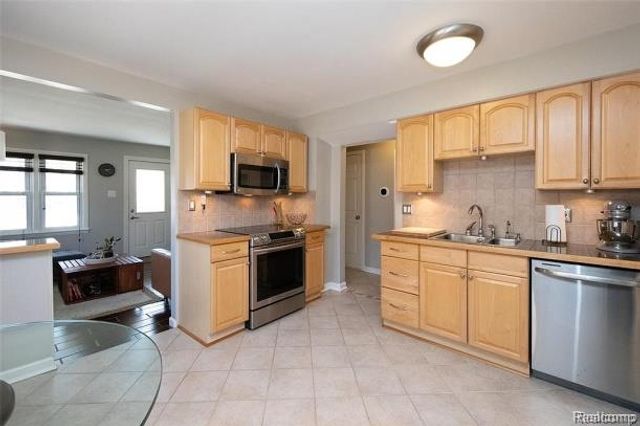 1805 Guthrie Avenue, Royal Oak, MI 48067