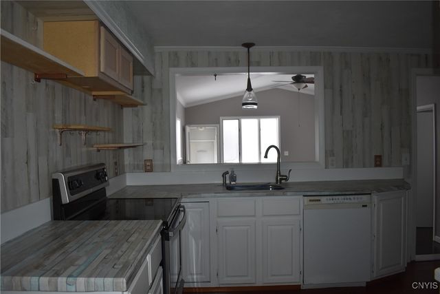 7620 Thompson Road, Cicero, NY 13212