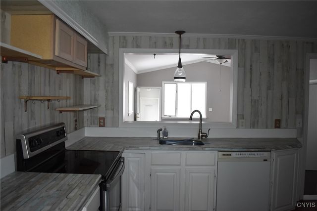 7620 Thompson Road, Cicero, NY 13212