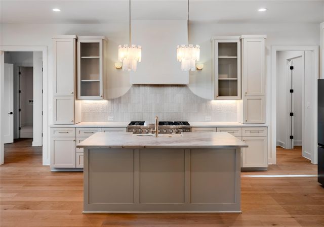 301 Onion Creek LN, Driftwood, TX 78619