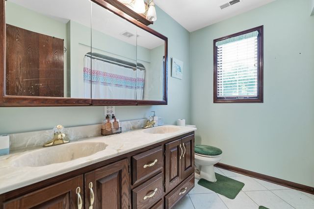 10 S Hampton Court, Crete, IL 60417