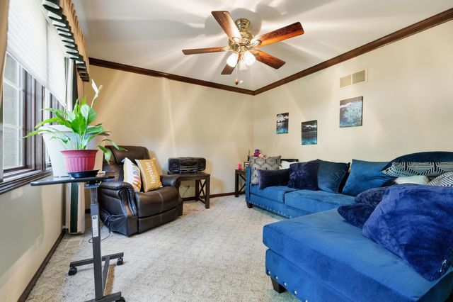 10 S Hampton Court, Crete, IL 60417