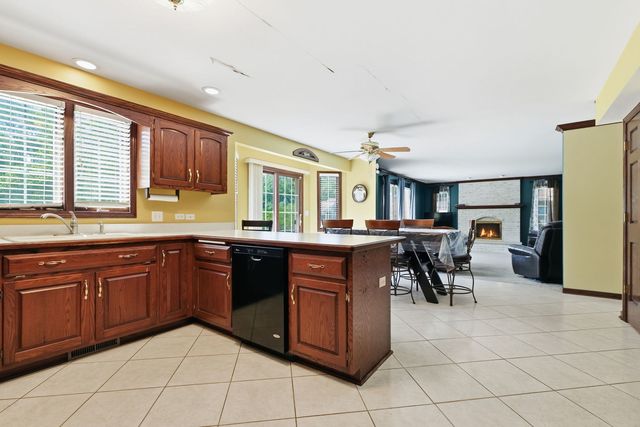 10 S Hampton Court, Crete, IL 60417