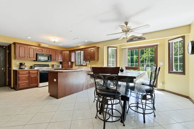 10 S Hampton Court, Crete, IL 60417