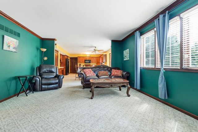 10 S Hampton Court, Crete, IL 60417