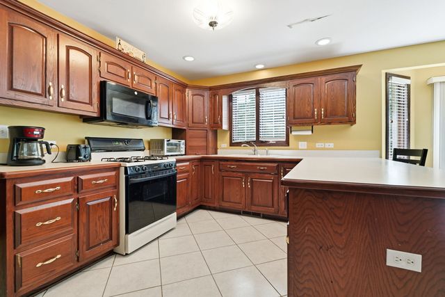 10 S Hampton Court, Crete, IL 60417