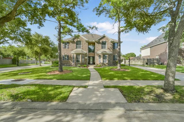 15730 Lake Loop Drive, Cypress, TX 77433