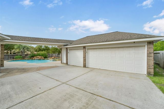 15730 Lake Loop Drive, Cypress, TX 77433