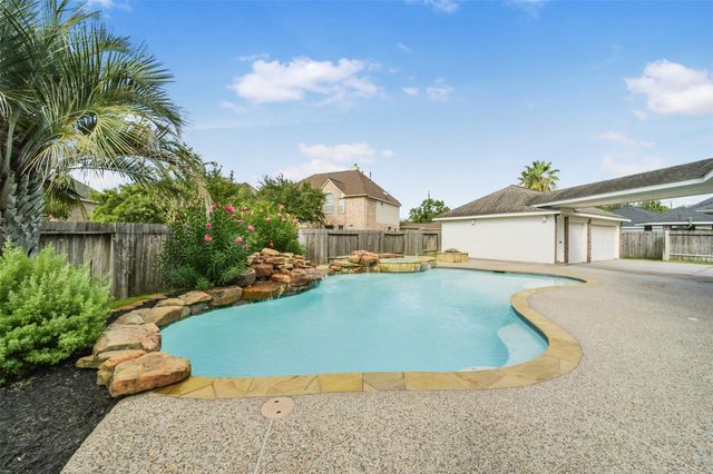 15730 Lake Loop Drive, Cypress, TX 77433