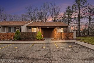 25691 Lexington Drive 5, South Lyon, MI 48178
