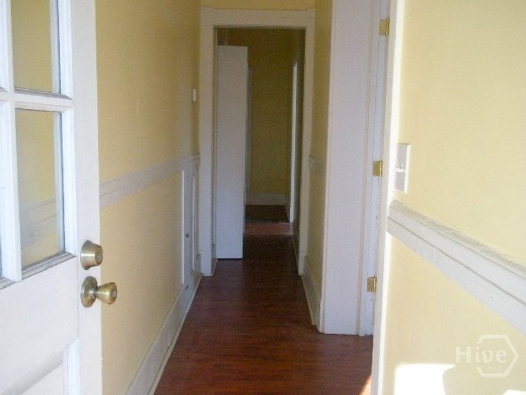 Image 4 of property listing at 516B E Bolton Street, Savannah, GA 31401