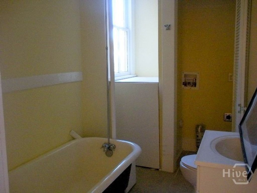 Image 8 of property listing at 516B E Bolton Street, Savannah, GA 31401