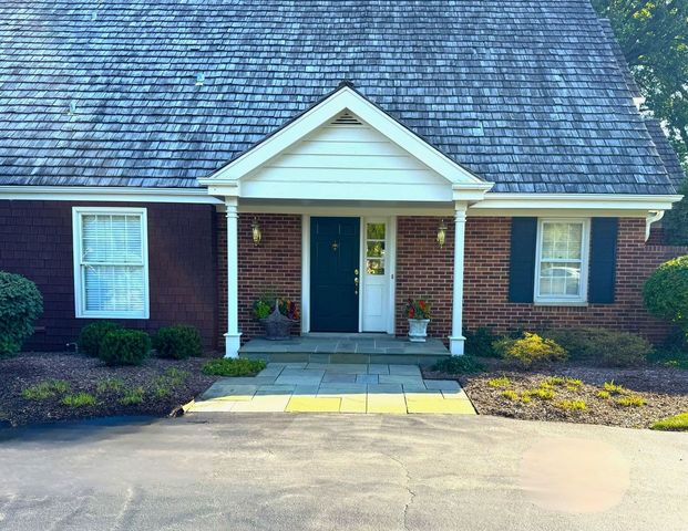 2 Royal Vale Drive, Oak Brook, IL 60523