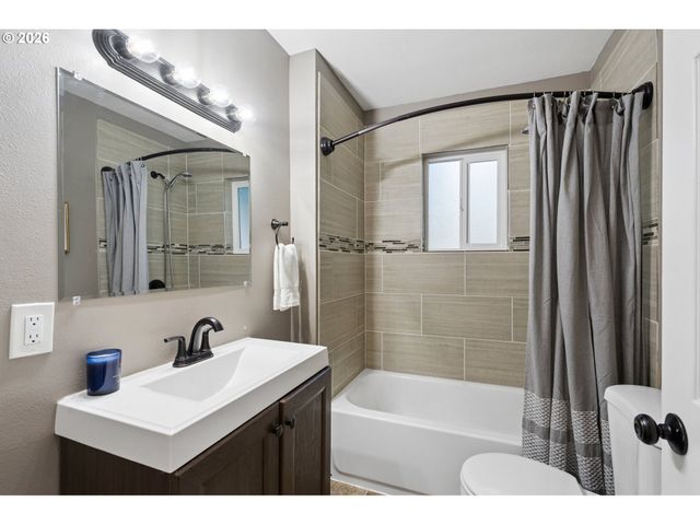 11945 Sw 95TH Ave, Portland, OR 97223