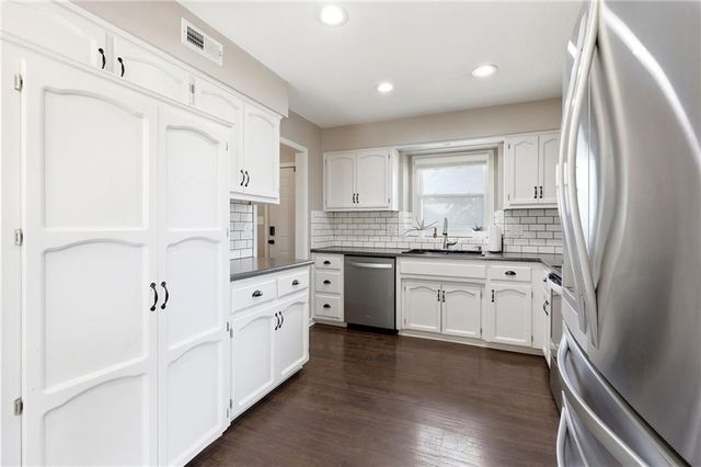 1100 NE Deerbrook Terrace, Lee's Summit, MO 64086