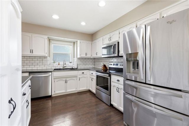 1100 NE Deerbrook Terrace, Lee's Summit, MO 64086