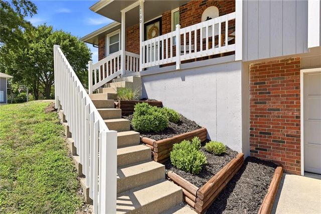 1100 NE Deerbrook Terrace, Lee's Summit, MO 64086