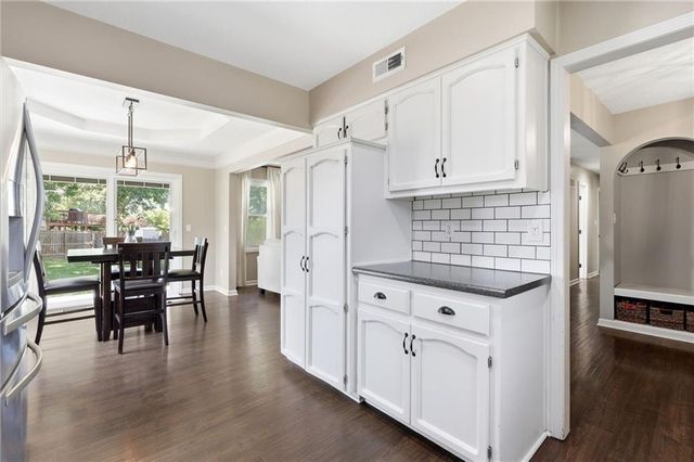1100 NE Deerbrook Terrace, Lee's Summit, MO 64086