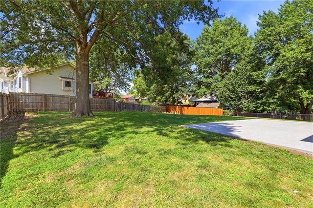 1100 NE Deerbrook Terrace, Lee's Summit, MO 64086