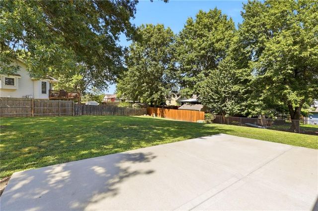 1100 NE Deerbrook Terrace, Lee's Summit, MO 64086