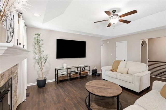 1100 NE Deerbrook Terrace, Lee's Summit, MO 64086