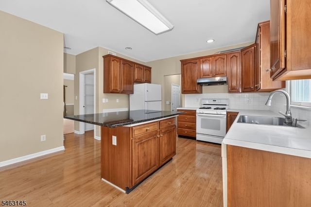 7 Stark Ct, Raritan Twp., NJ 08551