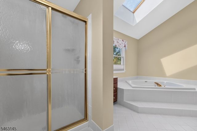 7 Stark Ct, Raritan Twp., NJ 08551