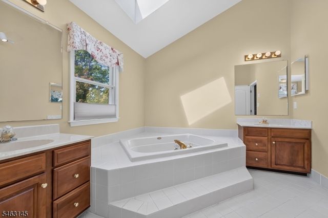 7 Stark Ct, Raritan Twp., NJ 08551