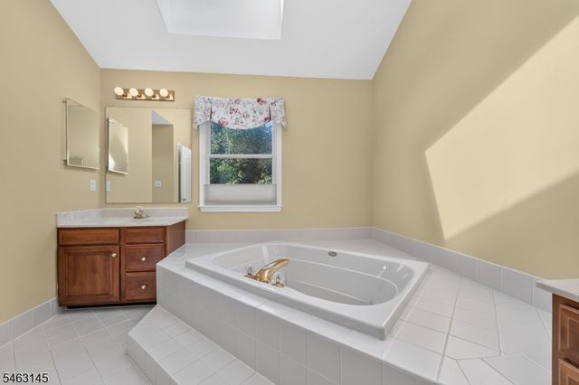 7 Stark Ct, Raritan Twp., NJ 08551