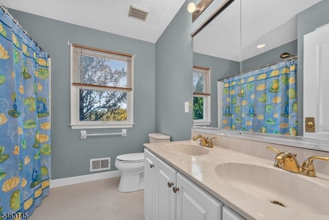 7 Stark Ct, Raritan Twp., NJ 08551