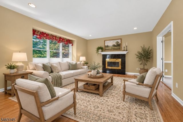 7 Stark Ct, Raritan Twp., NJ 08551
