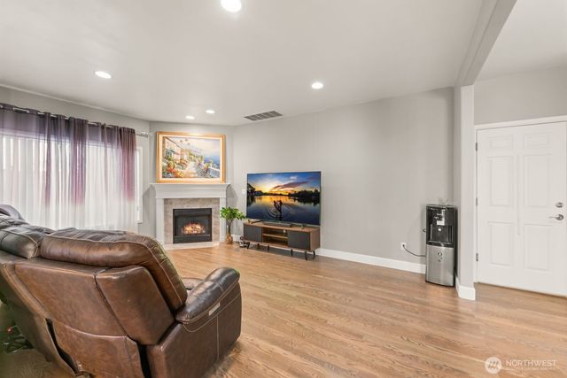 4218 NE 9th Cir, Renton, WA 98059